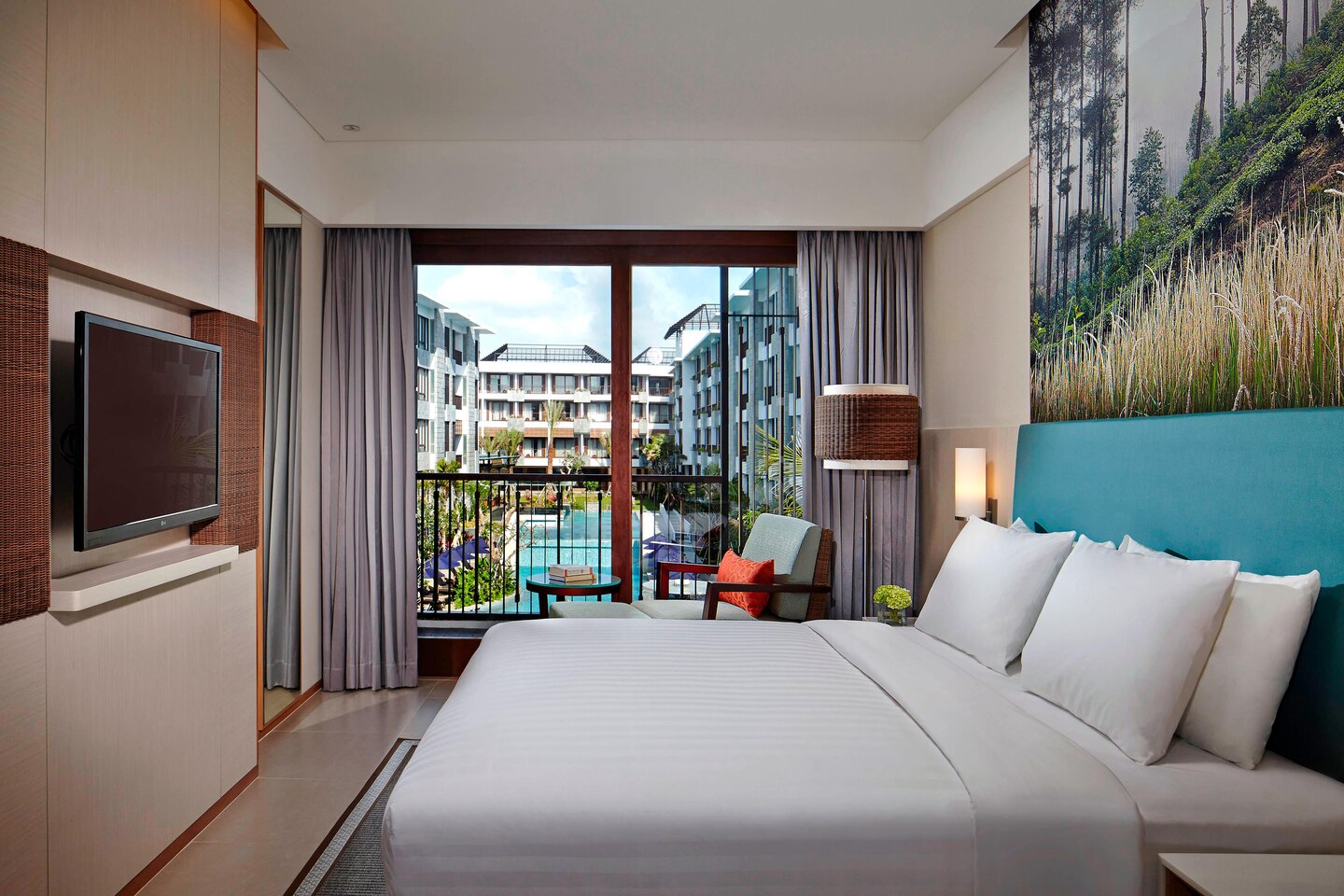 Deluxe King Pool View Guest Room