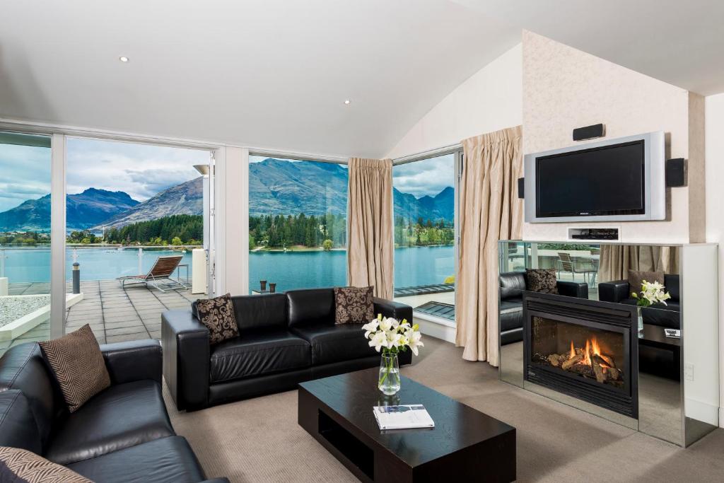 Four Bedroom Lake View Apartment