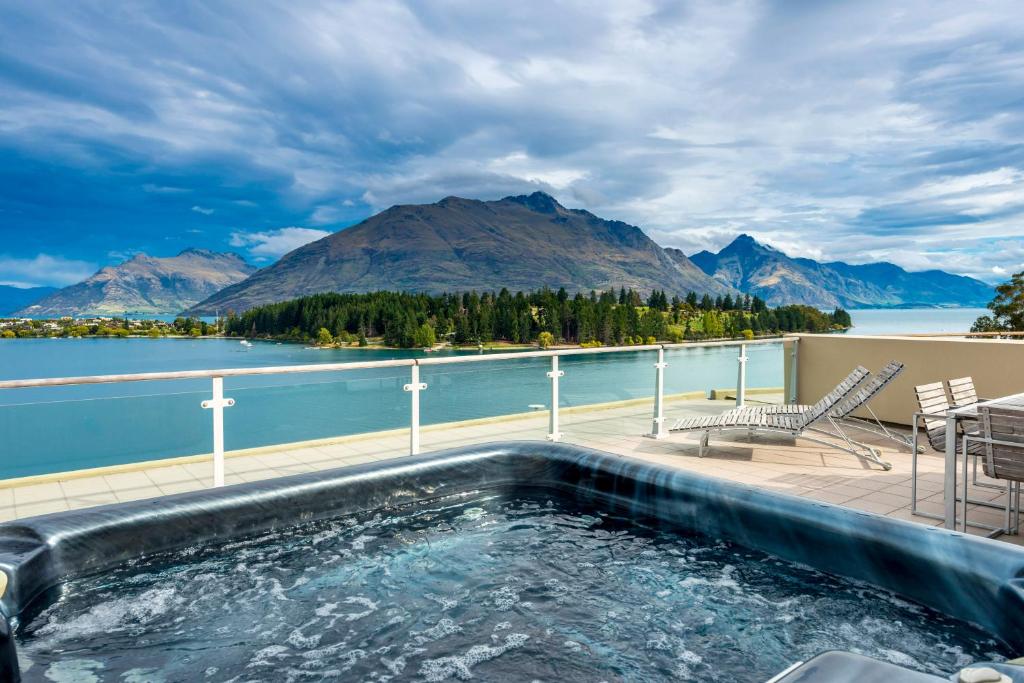 Two Bedroom Lake View Apartment with Spa