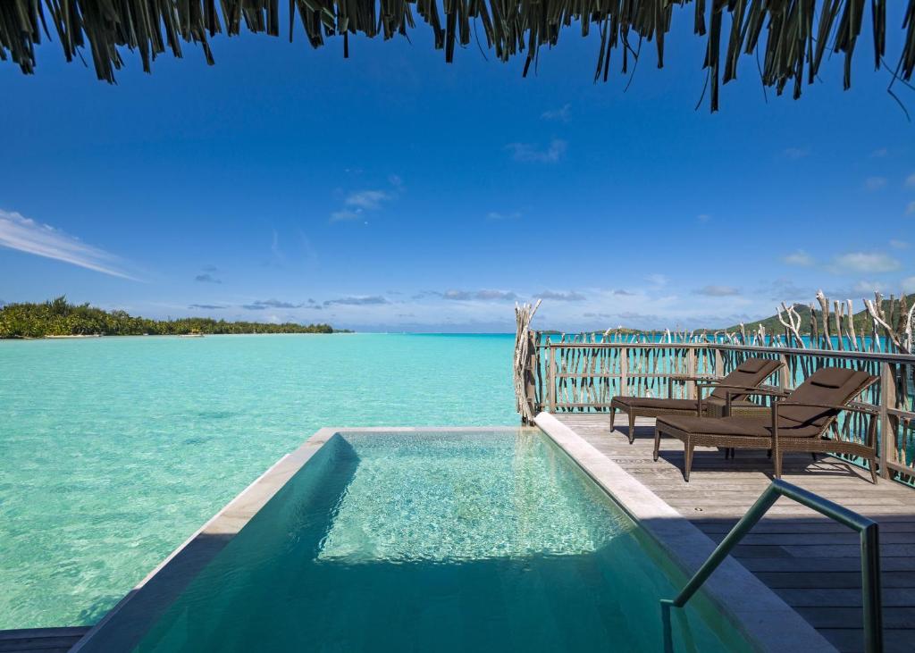 Pool Overwater Villa