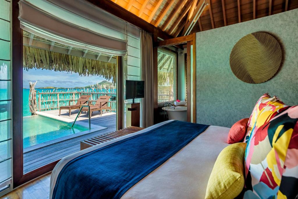 Pool Premium Overwater Villa