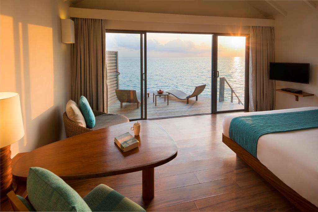 Deluxe Sunset Water Villa