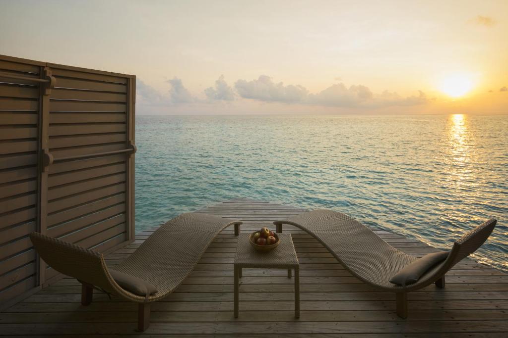 Deluxe Sunset Water Villa