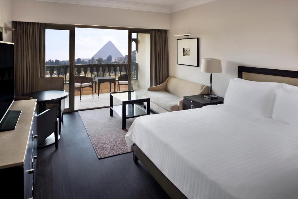 Deluxe Pyramid View King Room