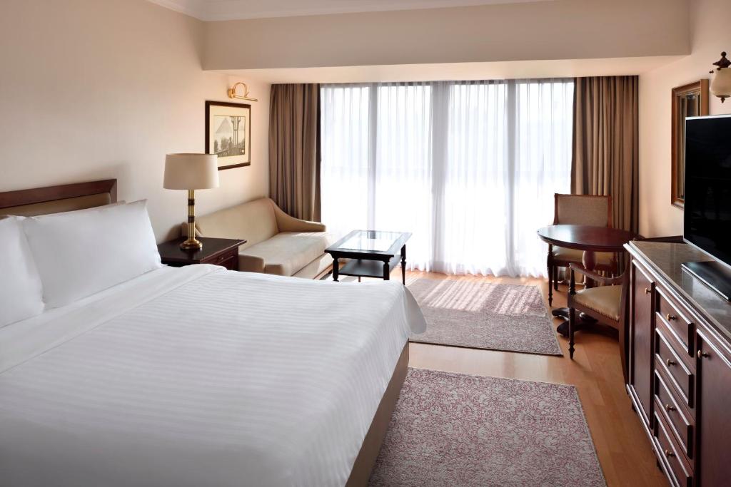 Executive Pyramid View King Room