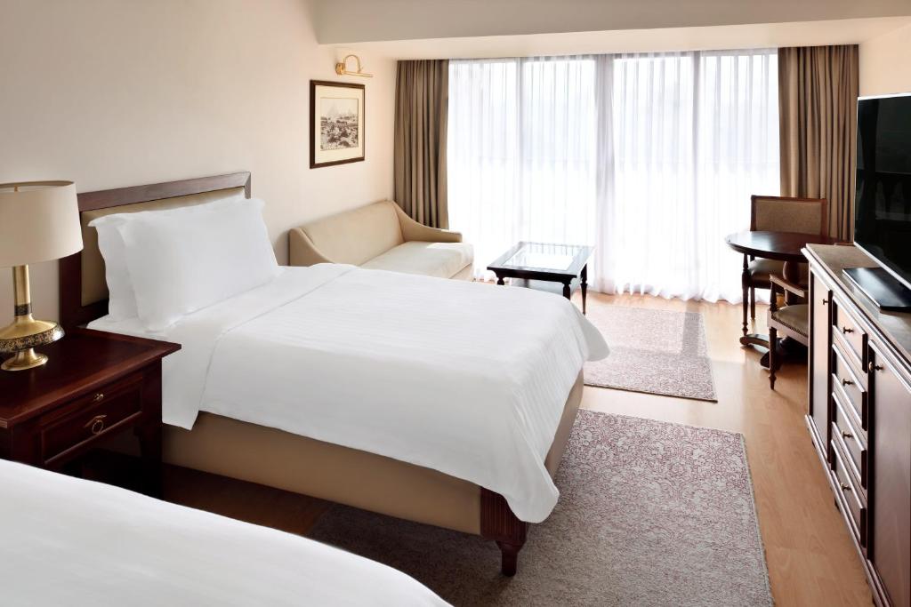 Executive Pyramid View Twin Room