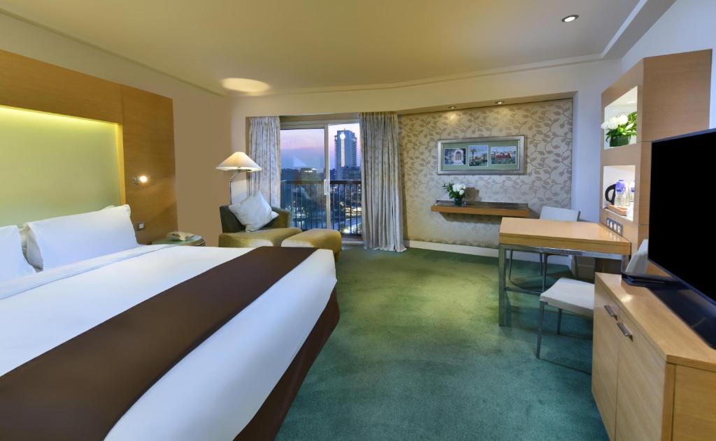 Premium King Room High Floor Partial Nile View