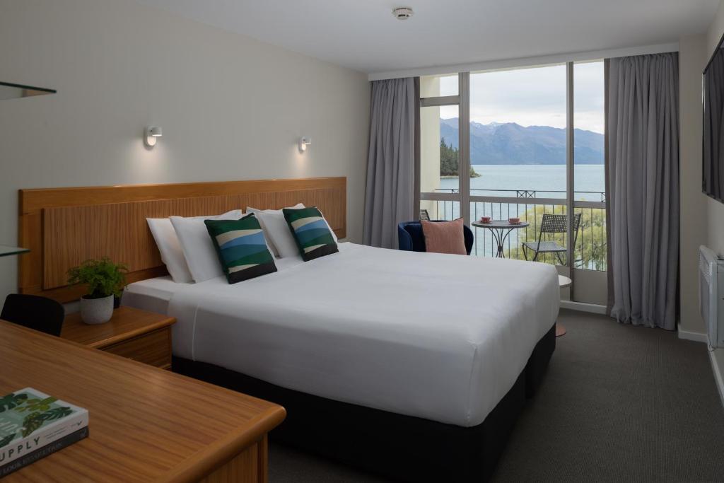 Lake View King Room