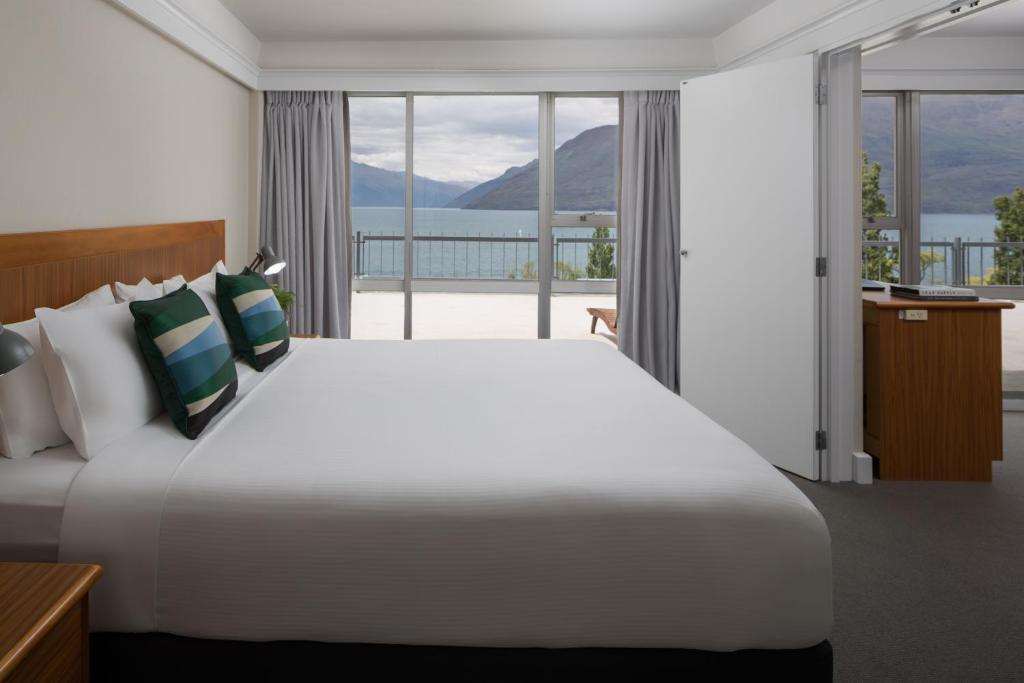 One Bedroom Lake View Junior Suite