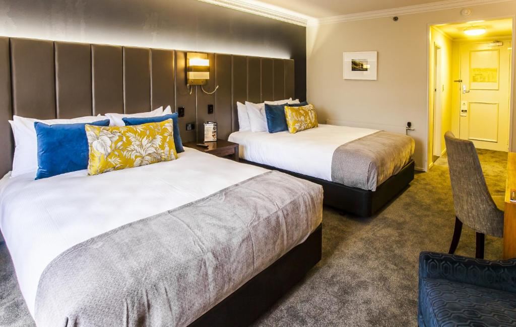 Deluxe Twin Hotel Room